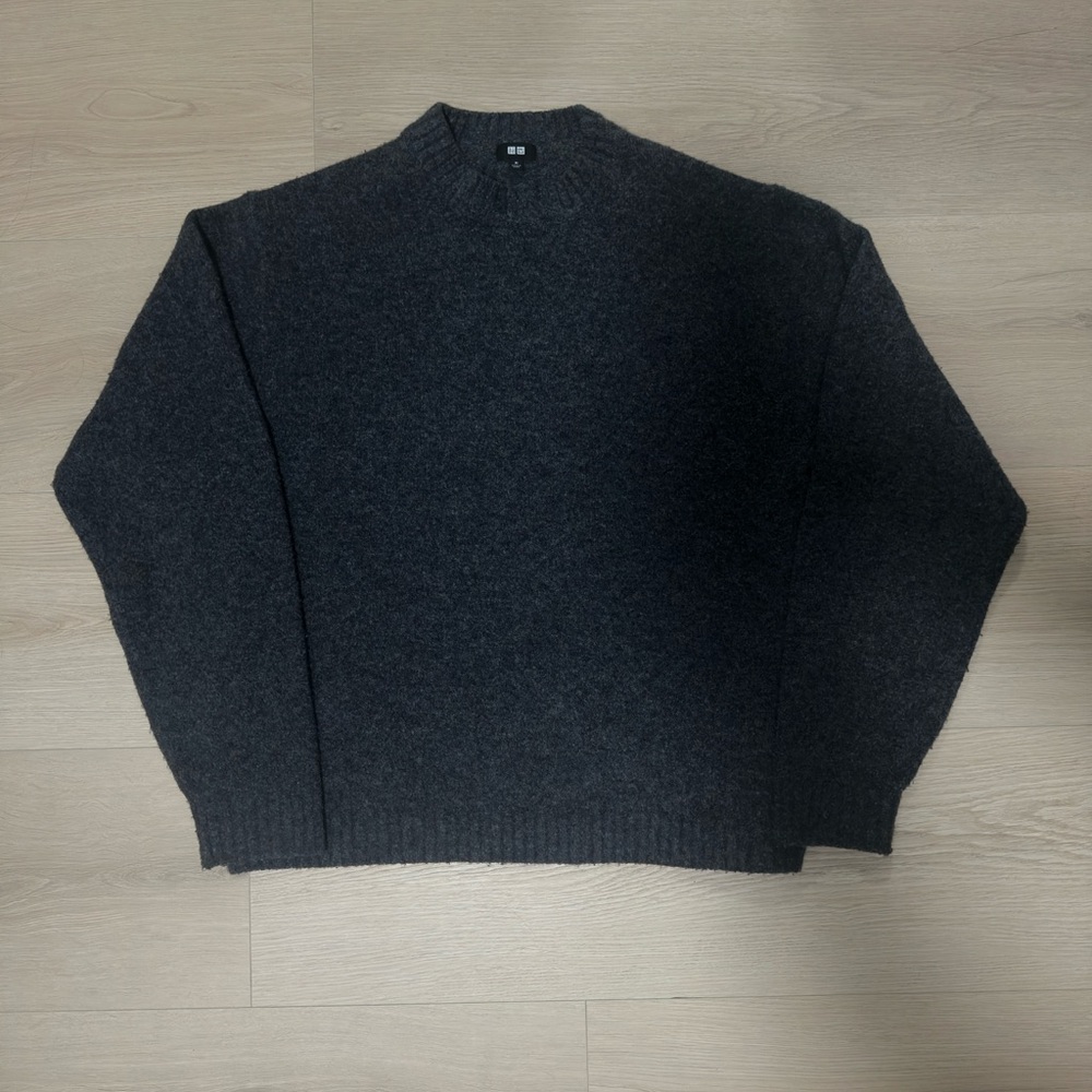 Uniqlo Men's Dark Gray Crewneck Sweater
